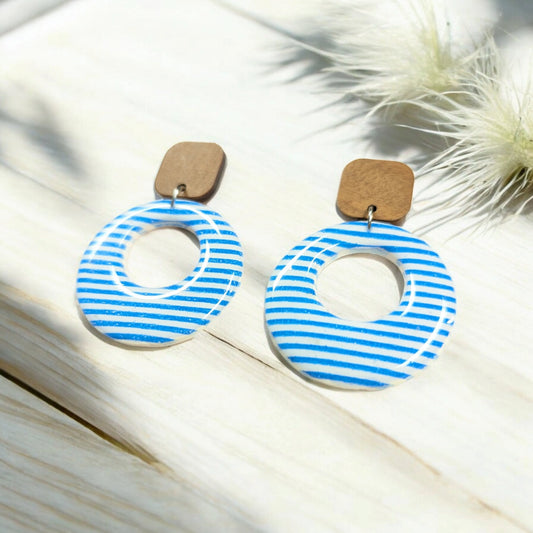 Boucles d'Oreilles Uniques en Argile polymère bleu / blanc et Bois