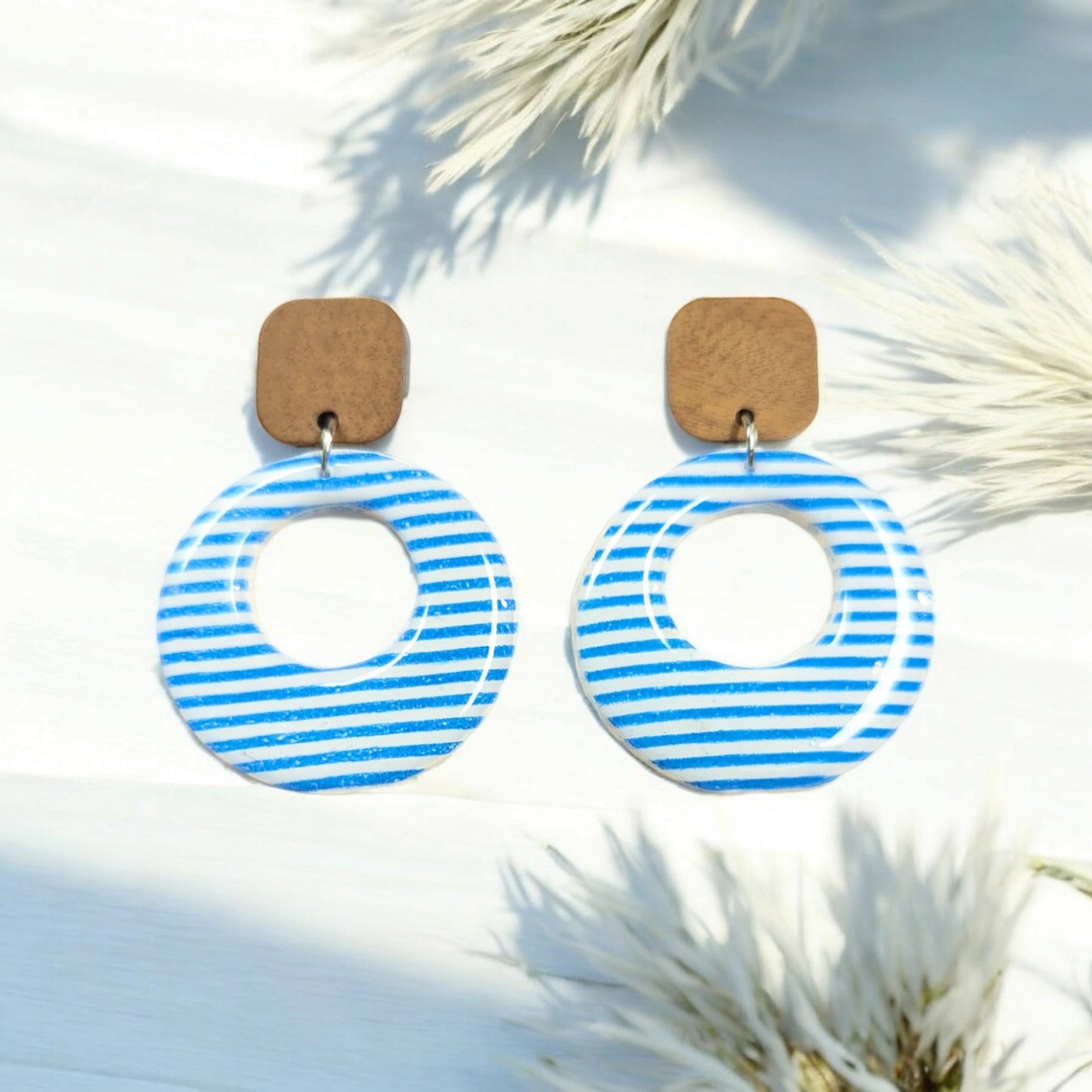 Boucles d'Oreilles Uniques en Argile polymère bleu / blanc et Bois