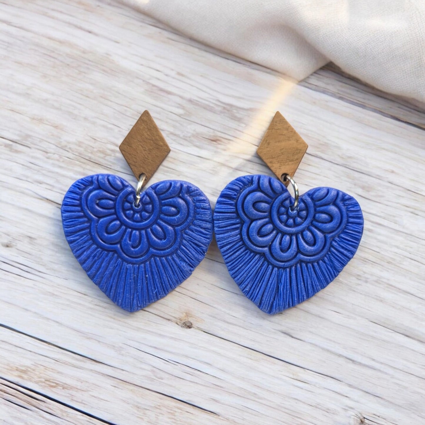 Boucles d'oreilles Uniques en Argile polymère bleu roi et bois effet macramé